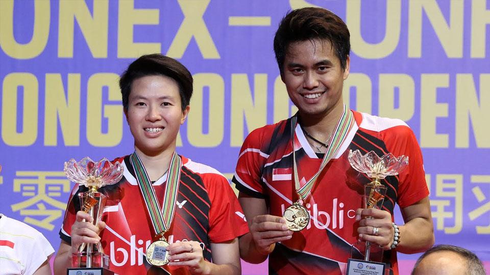 Tontowi%20Ahmad-Liliyana%20Natsir%20memamerkan%20trofi%20juara.
